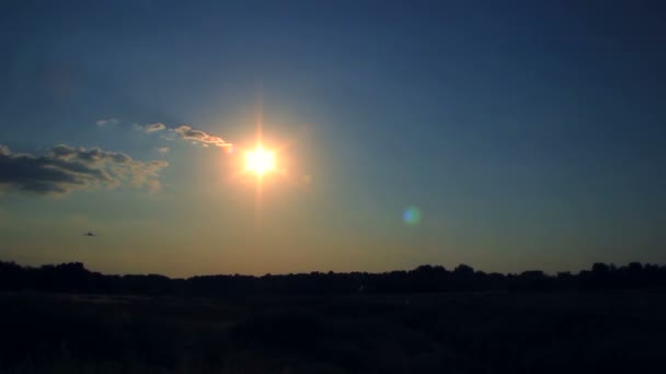 Flygplan som flyger vid solnedgången — Stockvideo