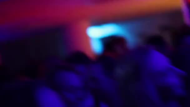 Hände in der Luft in Nachtclub — Stockvideo