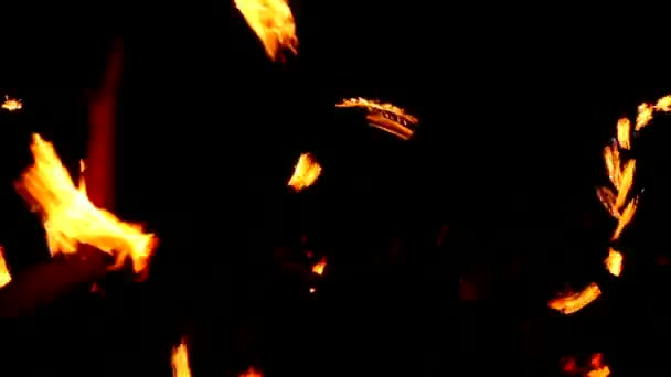 Выступление огненного шоу — стоковое видео