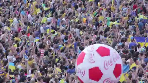 Menge von Fußballfans brüllt — Stockvideo