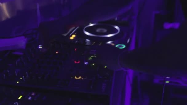 DJ spelen, mensen dansen in de discotheek — Stockvideo