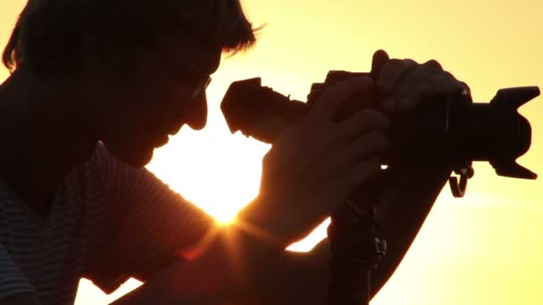 Człowiek fotografowania statyw kamery — Wideo stockowe