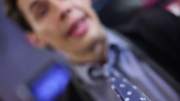Homme traîné par sa cravate 