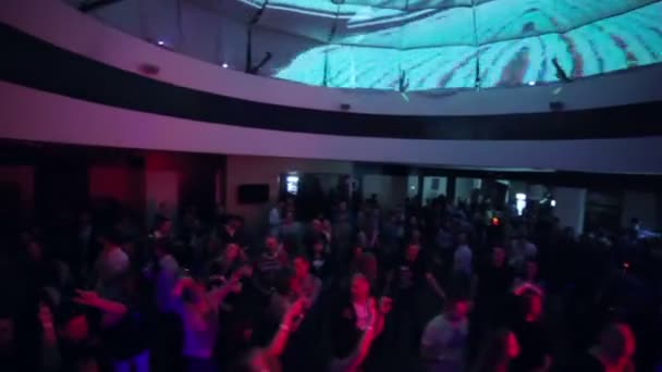 Mensen dansen in de nachtclub — Stockvideo