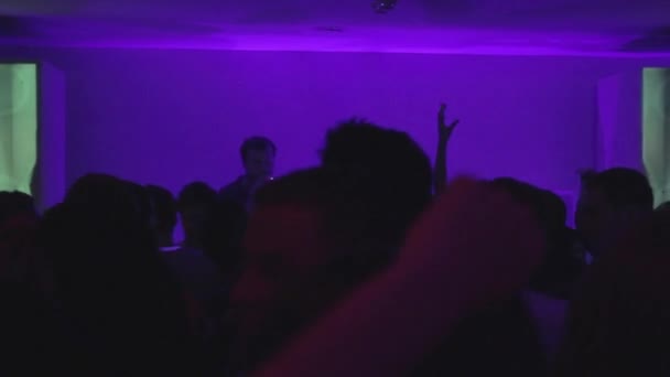 Menigte in de nachtclub zwaaien handen, dansen — Stockvideo