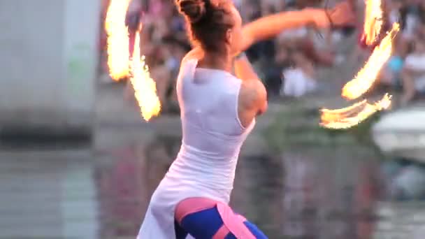 Mulher com fogo realizando — Vídeo de Stock