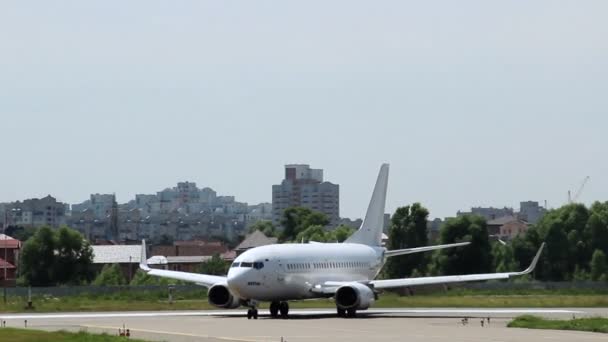 Flygplan boeing 737-500 — Stockvideo