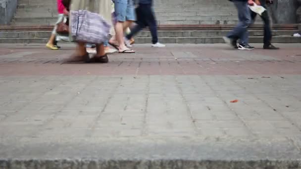 Les gens marchent sur la chaussée — Video