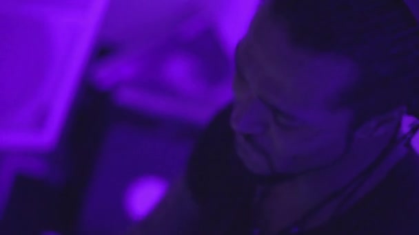 Afro dj hraje hluboké hudbu v nočním klubu — Stock video