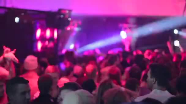 Thousand people dance in night club during party — Stock Video