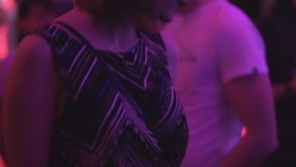 Jonge vrouw in jurk dansen in de nachtclub — Stockvideo