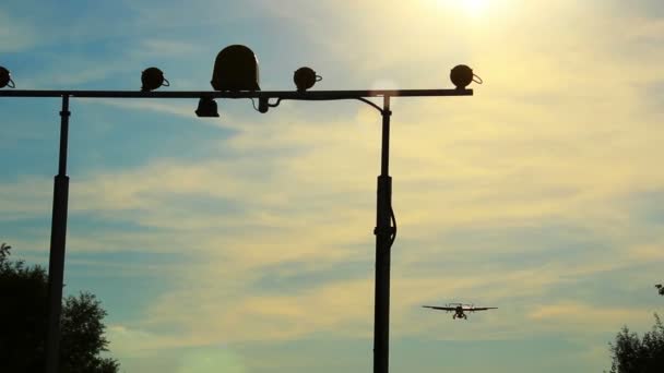 Авиалайнер приземляется над камерой — стоковое видео