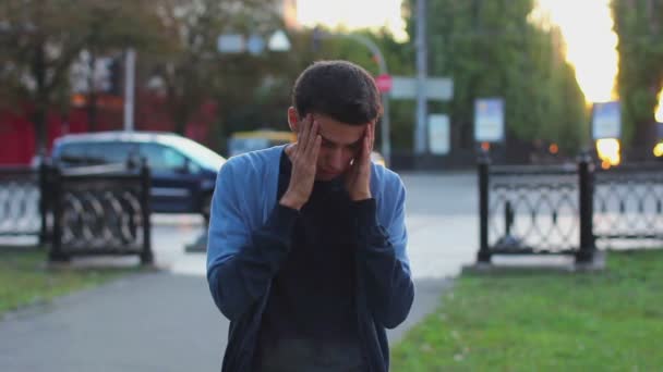 Людина страждає головний біль — стокове відео