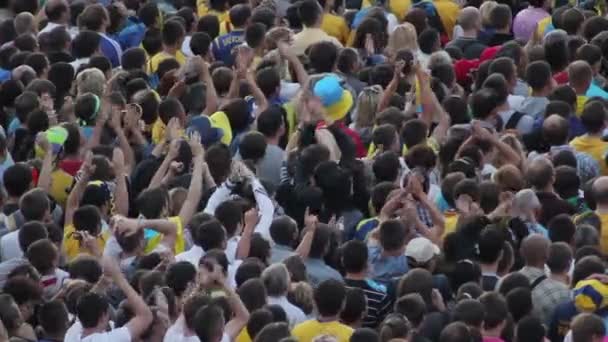 Menschen, die Fußball schauen — Stockvideo