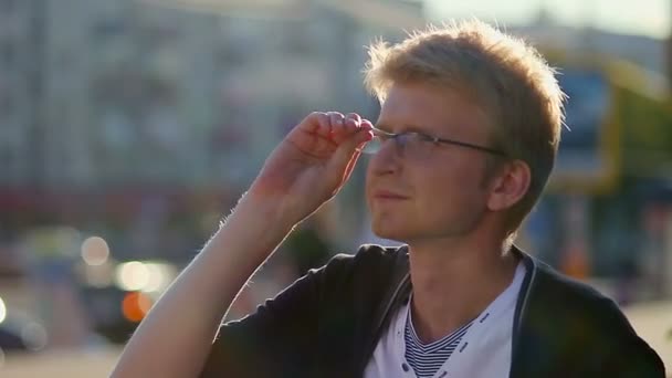 L'homme enlève ses lunettes — Video