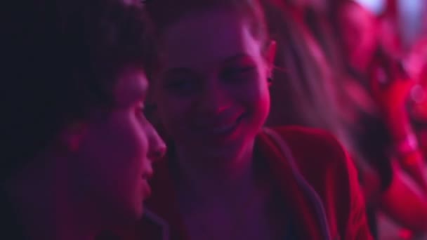 Nacht club romantische relatie. man en vrouw flirt en lachen om bar op feestje — Stockvideo