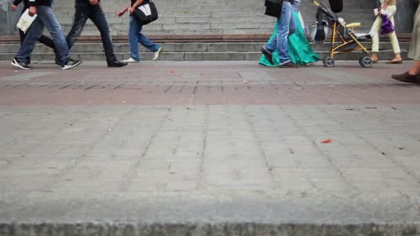 People walking on city pavement — Stock Video