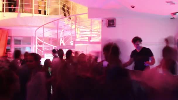 Mucha gente bailando, moviéndose con dj en discoteca — Vídeo de stock