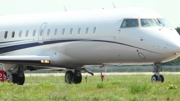 Weiße Flugzeuge am Boden — Stockvideo