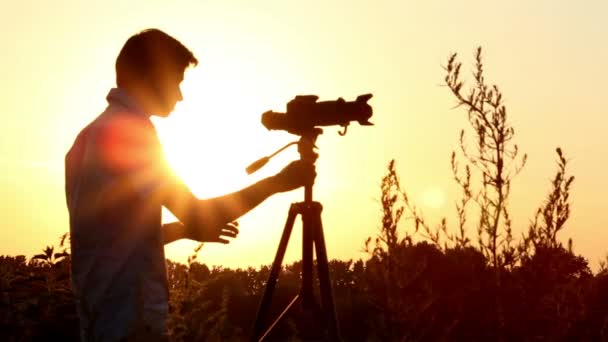 Homem filmando vídeo — Vídeo de Stock