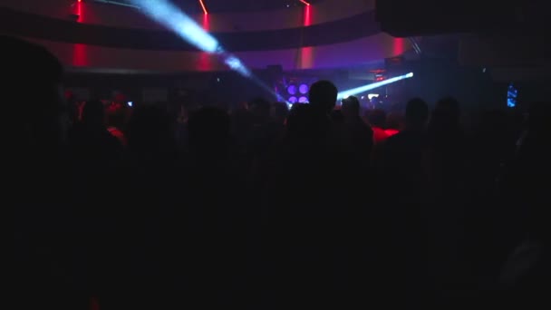 Танці людини в нічний клуб — стокове відео