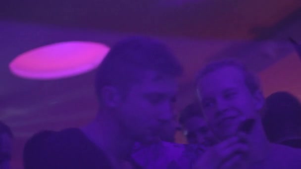 Jongens praten in de night club — Stockvideo