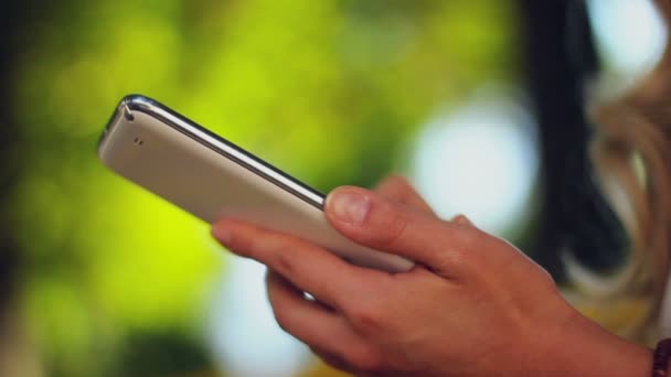 Femme navigation téléphone tactile 