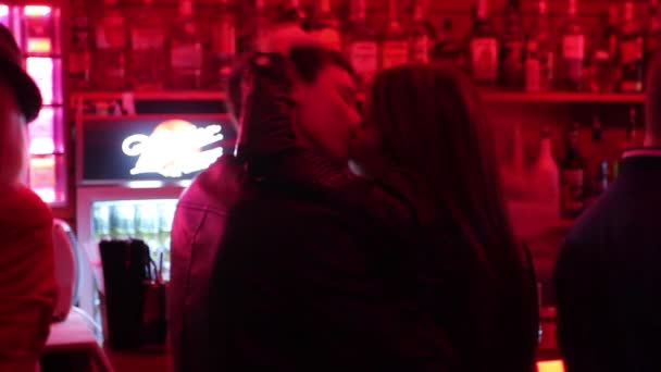 Pareja se besa en club nocturno — Vídeo de stock