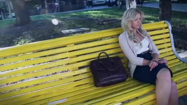 Traurige Frau im Park — Stockvideo