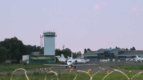 Avião no aeroporto — Vídeo de Stock