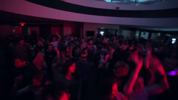 Blixtljus stänk i dansgolvet under fest — Stockvideo