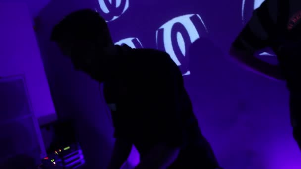 Silhouet van dj spelen zijn set — Stockvideo