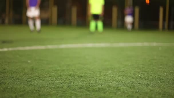 Tourné au but par un footballeur — Video