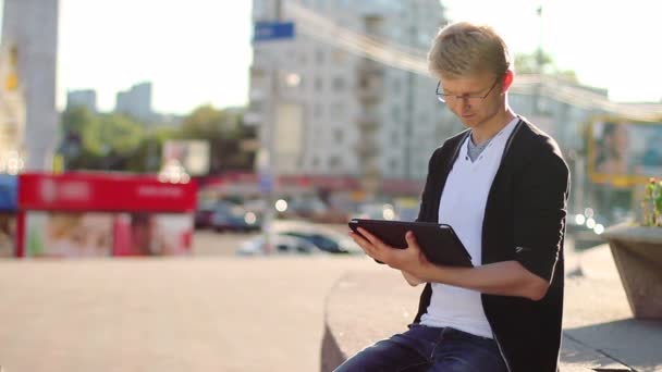 Hombre con tableta pc pad — Vídeo de stock