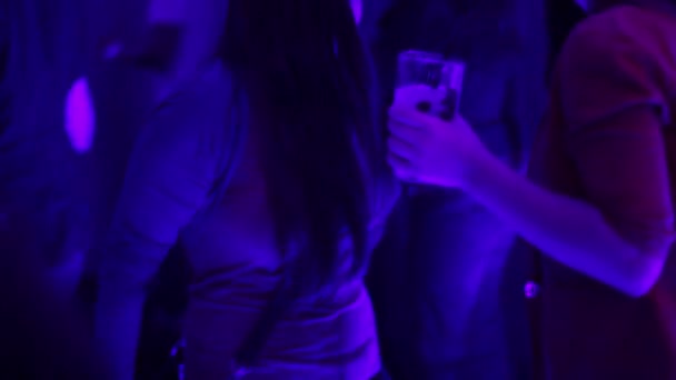 Night club's besökare dansar på golvet — Stockvideo