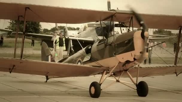 老式的双翼飞机在地面上 — 图库视频影像