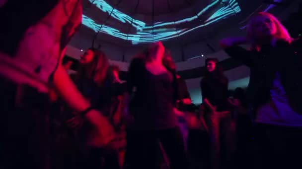 Táncoló közönség éjszakai klubban — Stock videók