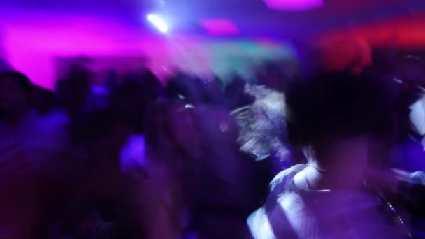 Låg bildfrekvens skott av folk som dansar — Stockvideo