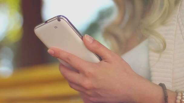 Vrouw type bericht op telefoon — Stockvideo