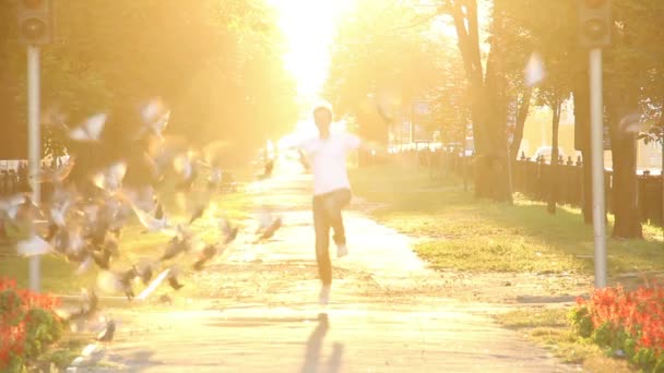 Feliz macho corriendo — Vídeos de Stock