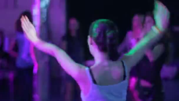 Ženy tančí v bleskové světlo — Stock video