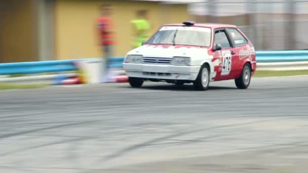 Deportes de carreras de coches girando — Vídeo de stock