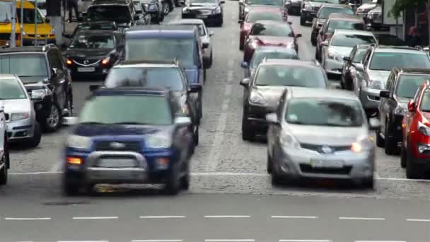 Автомобили и люди — стоковое видео