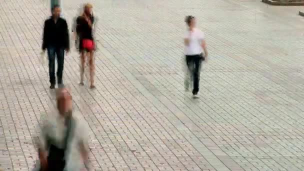 Menschen gehen auf Gehweg — Stockvideo