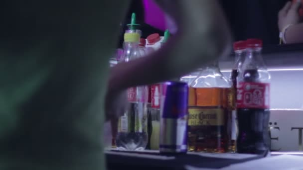 Som serverar drinkar på kvällen klubbfest — Stockvideo