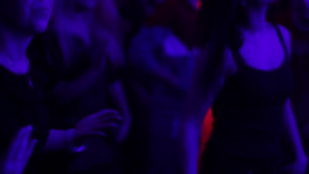 Publikum auf der Tanzfläche tanzt — Stockvideo