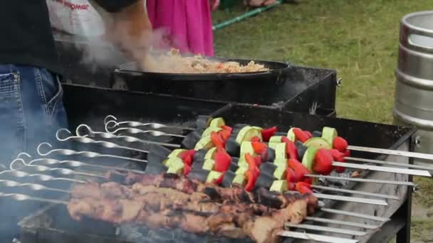 Voorbereiding van pilau buiten — Stockvideo