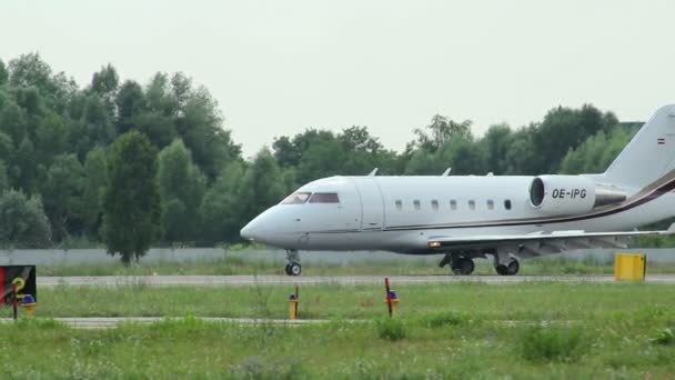 Lenkung von Passagierflugzeugen — Stockvideo