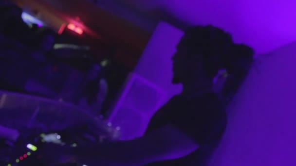 Afro dj in discotheek instellen — Stockvideo