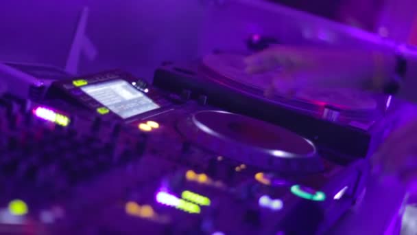 Movimentos rítmicos rápidos das mãos do DJ — Vídeo de Stock